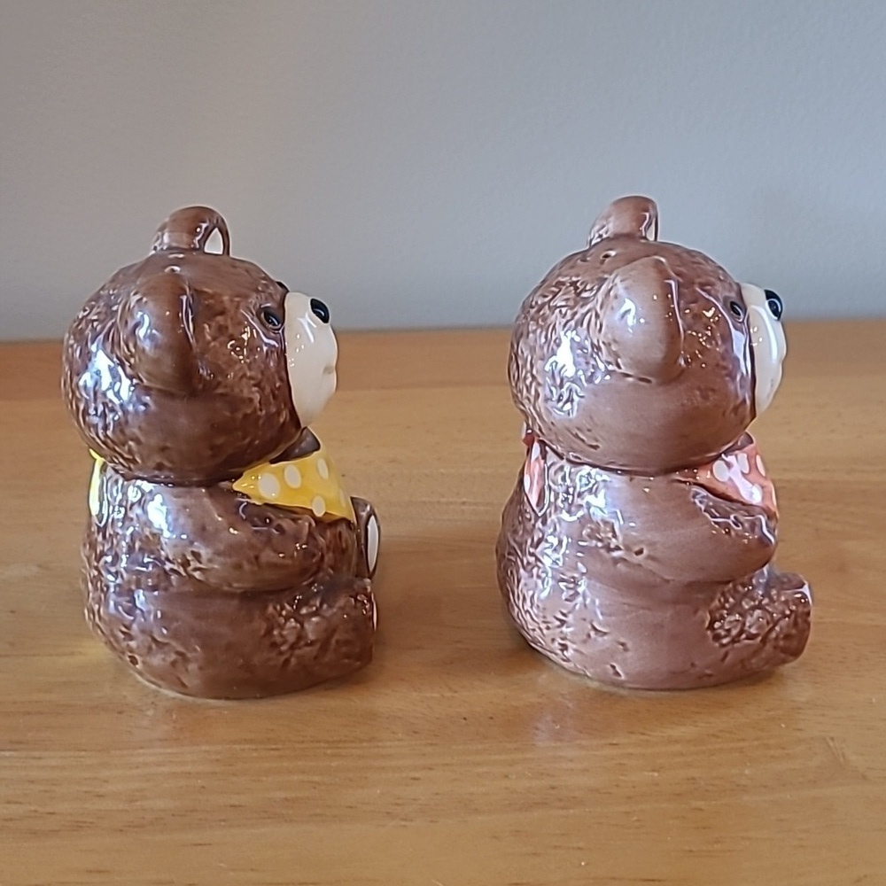 OTAGIRI Vintage 1983 Brown Bears Wearing Bandanas Salt and Pepper Shaker Set - Picture 2 of 16